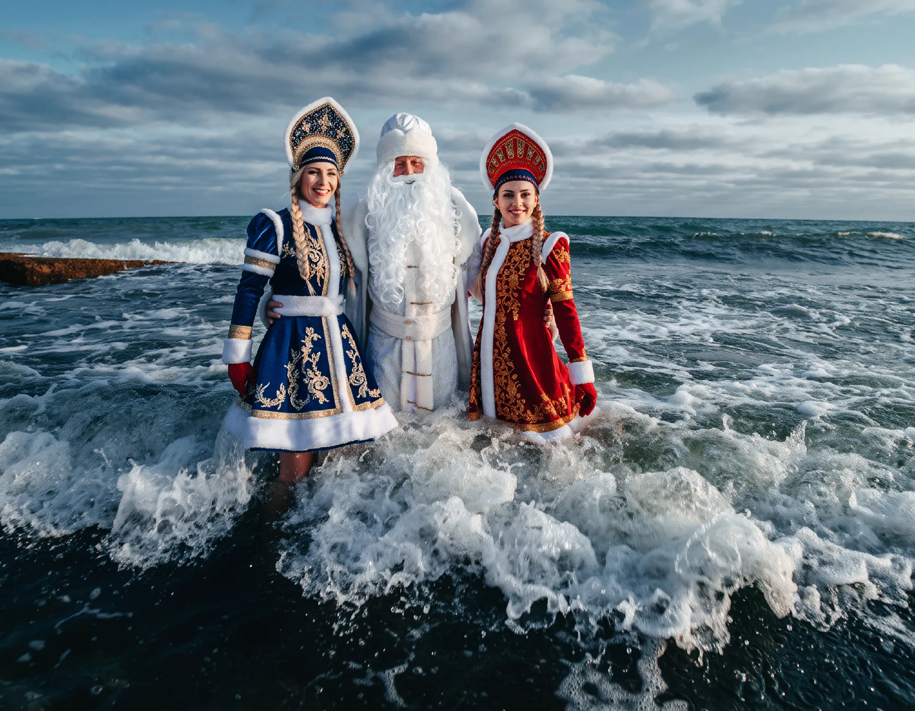 Праздничный визуал с персонажами в сезонной кампании