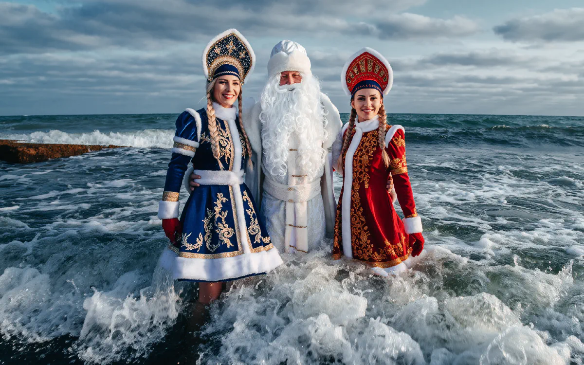 Праздничный визуал с персонажами в сезонной кампании